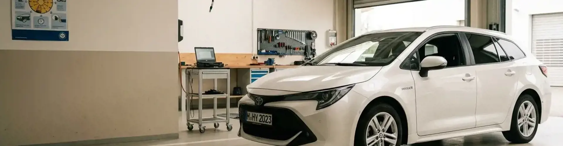 Kompakter Hybrid-Hatchback im Editorial-Stil als Sinnbild für Toyota Yaris und Corolla im Gebrauchtwagen-Check.