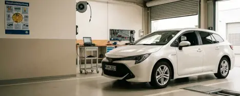 Kompakter Hybrid-Hatchback im Editorial-Stil als Sinnbild für Toyota Yaris und Corolla im Gebrauchtwagen-Check.