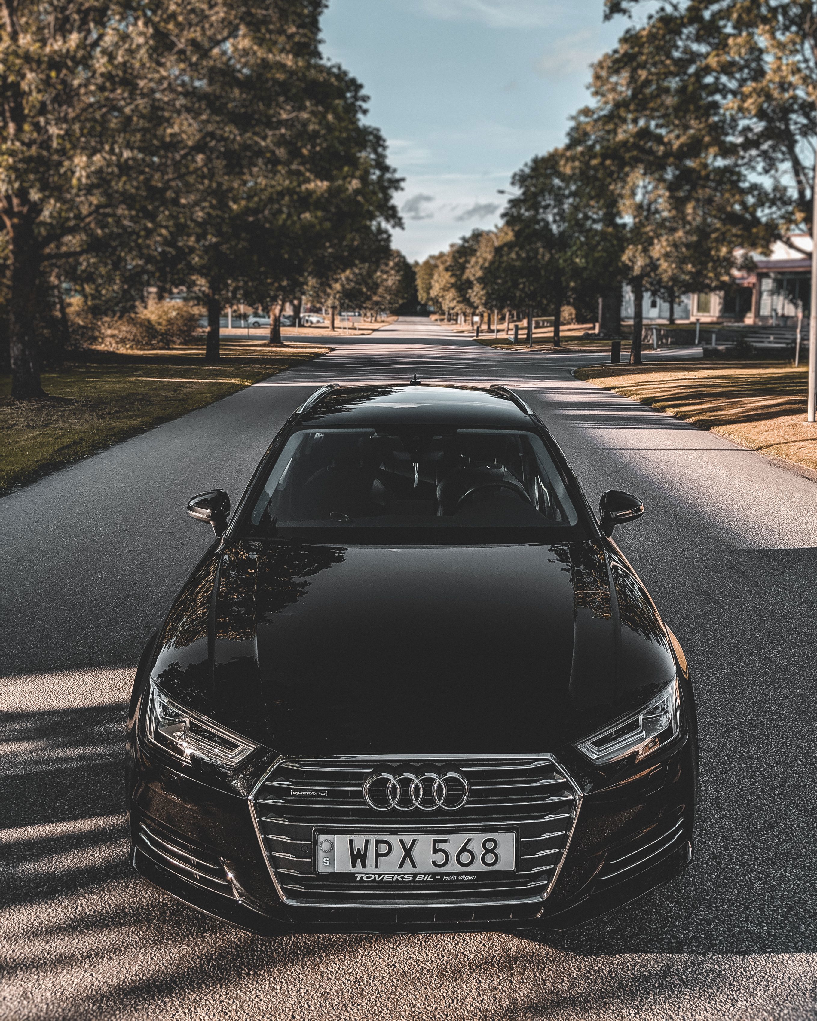 Audi A4 Limousine in Schwarz auf einer Vorstadtstraße