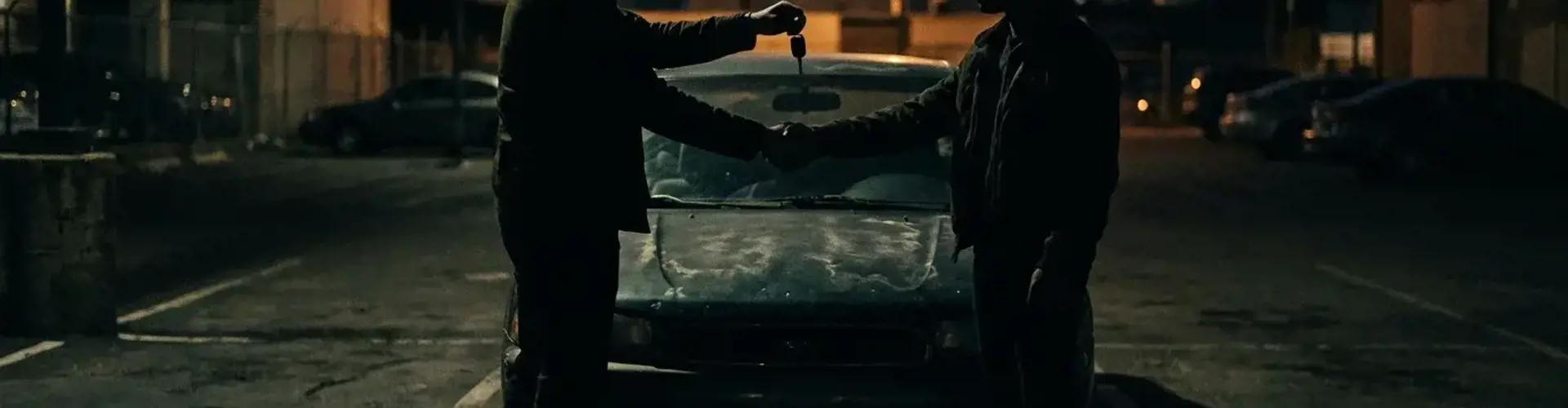 Schattenhafter Händedruck über Gebrauchtwagen bei Abenddämmerung mit Autoschlüsseln und Bargeld – Misstrauen beim Autokauf