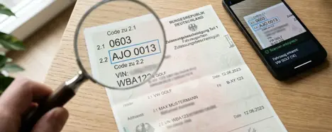 Zulassungsbescheinigung Teil 1 mit hervorgehobenen Feldern 2.1 (HSN) und 2.2 (TSN)