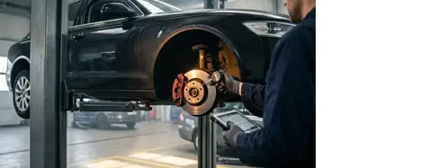 TÜV-Prüfplakette und Werkstattbühne in einer modernen HU-Werkstatt — symbolisiert die Datenbasis des TÜV-Report 2026.