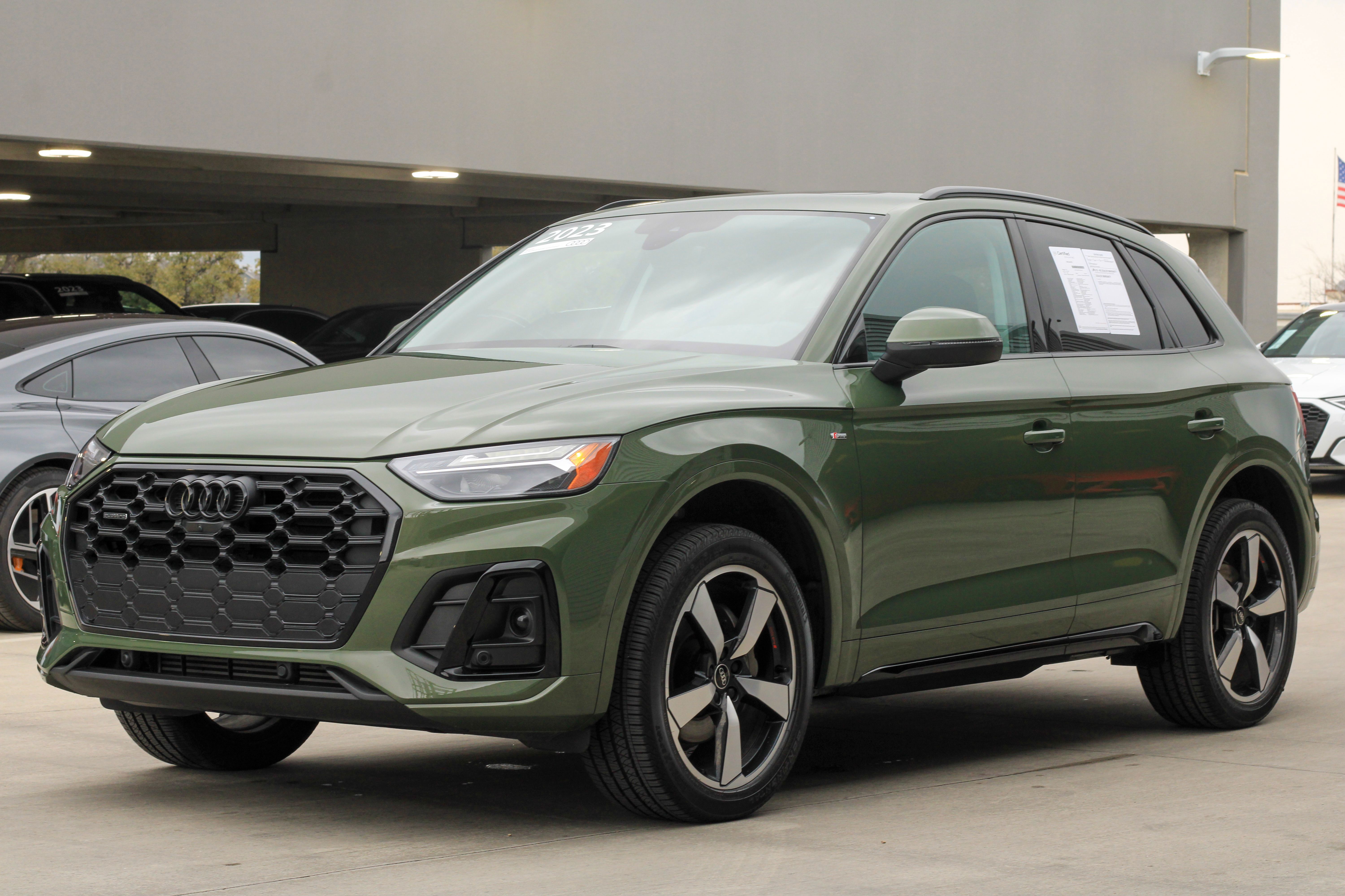 Audi Q5 SUV der zweiten Generation in einem urbanen Parkbereich