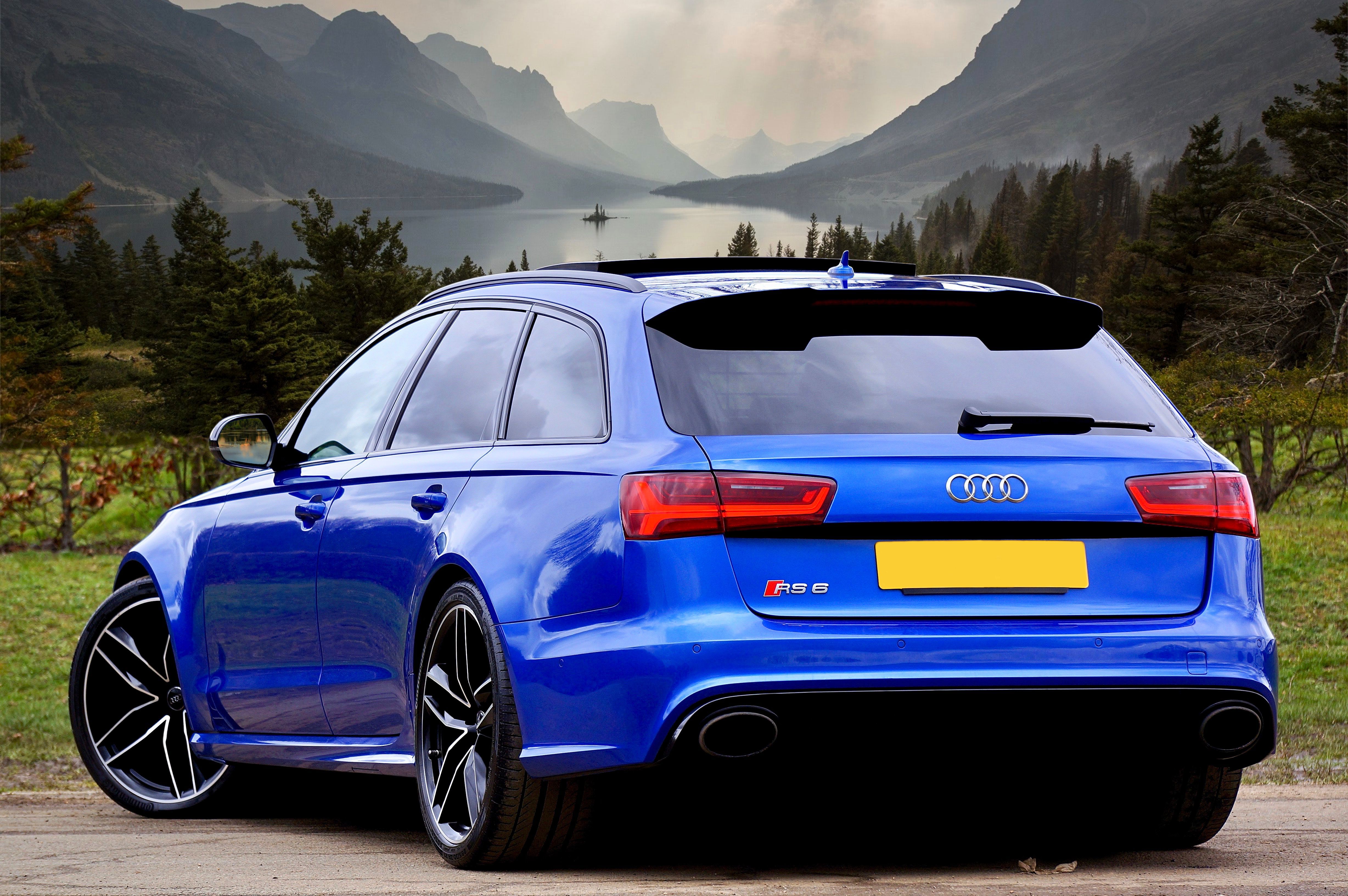 Audi RS6 Avant in Blau vor schottischer Landschaft