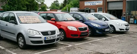 Sechs Kleinwagen und Kompakte in einer Reihe geparkt im Abendlicht, Editorial-Stil ohne Kennzeichen oder Haendlerlogos