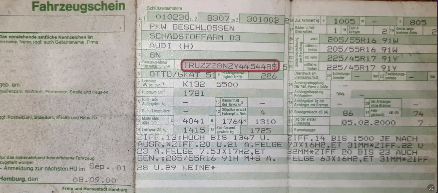 Alter deutscher Fahrzeugschein vor Oktober 2005 mit rot umrahmtem Feld 5, in dem die 17-stellige Fahrgestellnummer eines Audi TT eingetragen ist, Erstzulassung Hamburg Februar 2002