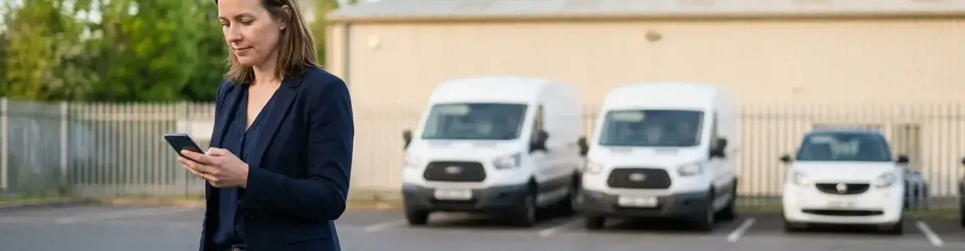 Vergleich von Fuhrparkmanagement-Software für kleine Unternehmen: App, Web-Dashboard und Kostenübersicht der Firmenfahrzeuge
