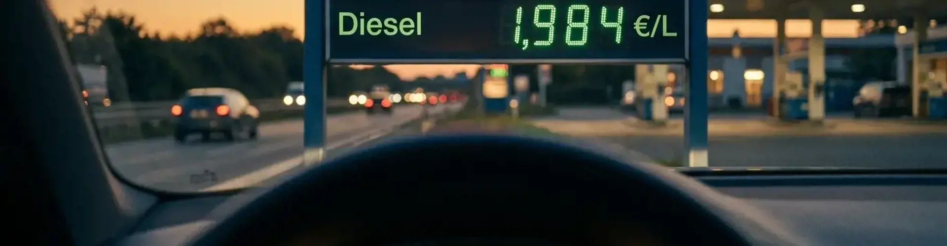 Tankstellen-Preisanzeige mit E10 1,968 EUR und Diesel 1,984 EUR und Cockpit-Tageskilometerzaehler 580 km