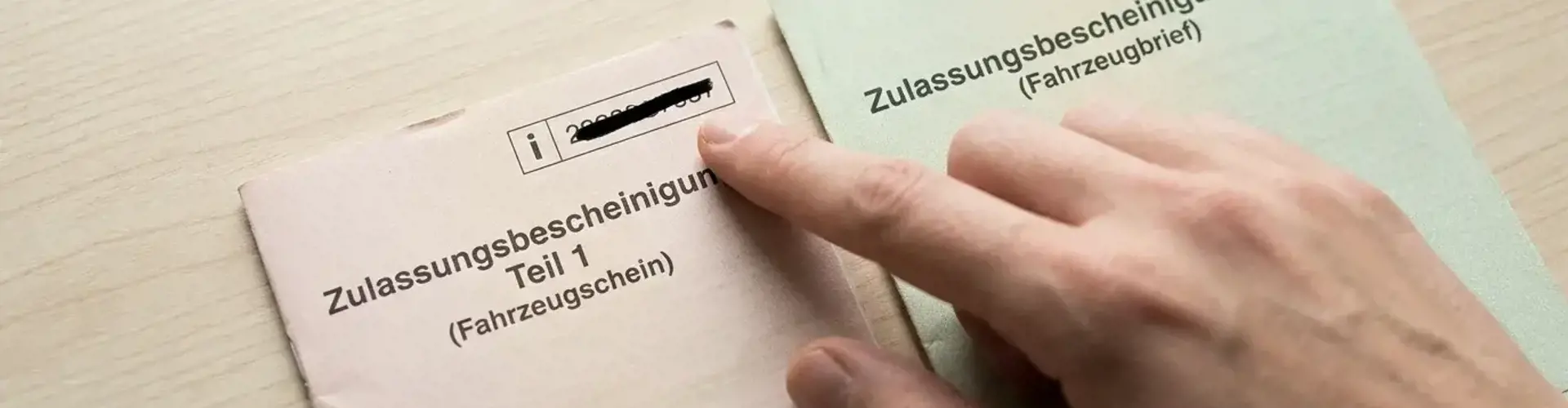 Nummer der Zulassungsbescheinigung auf Fahrzeugbrief Teil 2 oben unter den Stempeln mit Beispiel-Nummer