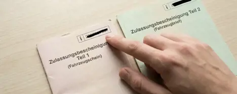 Nummer der Zulassungsbescheinigung auf Fahrzeugbrief Teil 2 oben unter den Stempeln mit Beispiel-Nummer