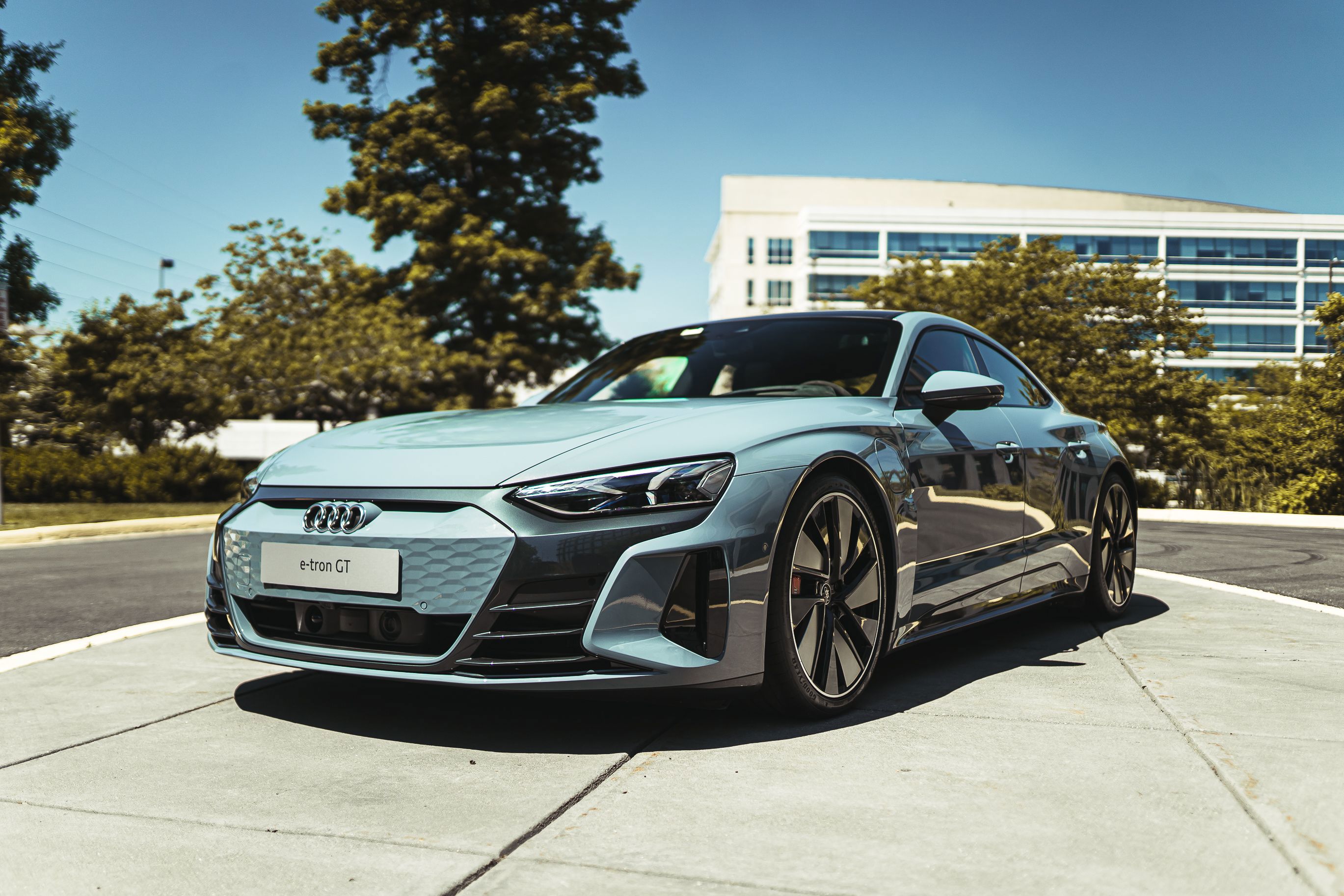Audi e-tron GT Elektroauto in einem modernen urbanen Umfeld