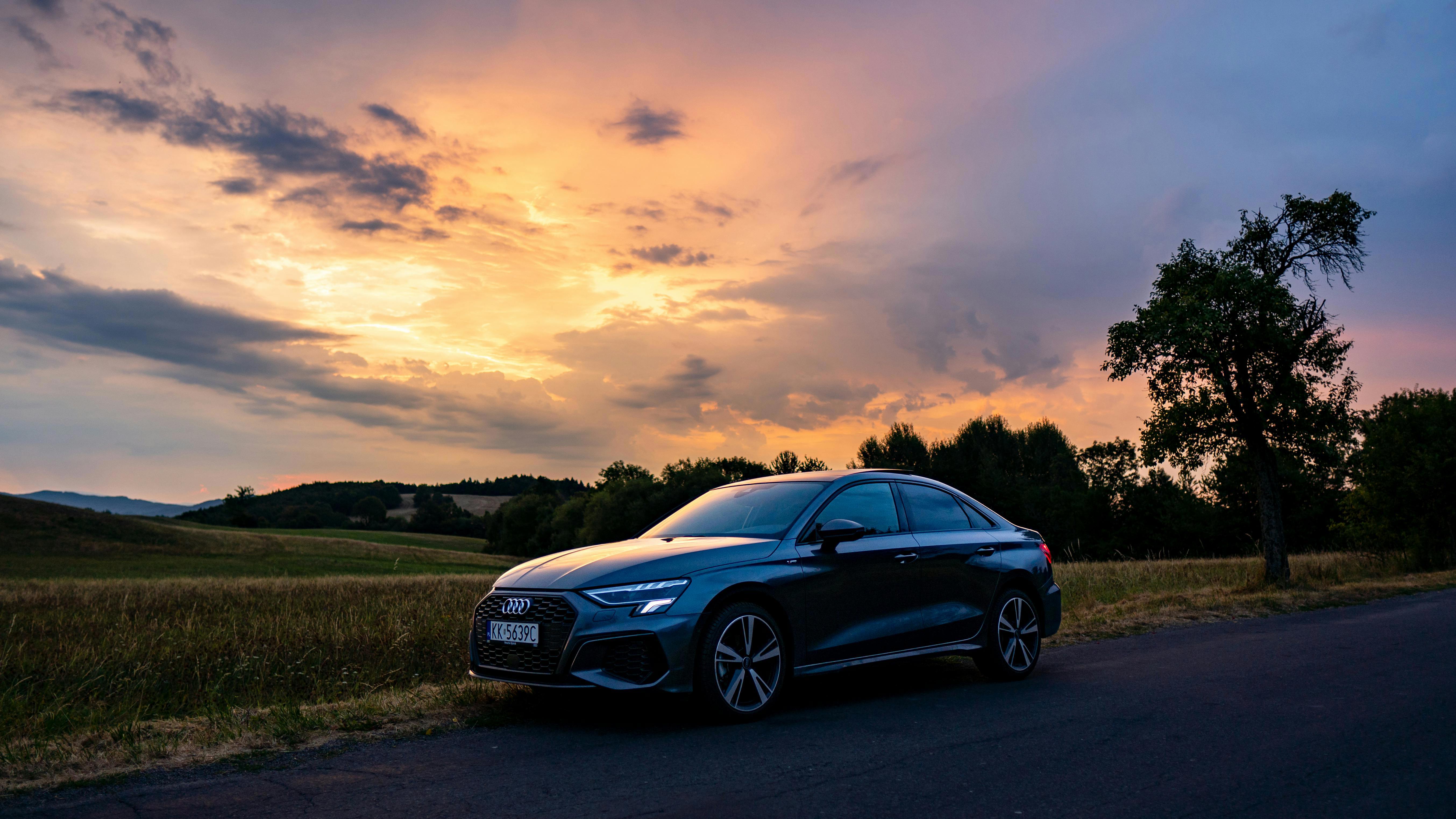 Audi A3 auf einer Landstraße bei Sonnenuntergang